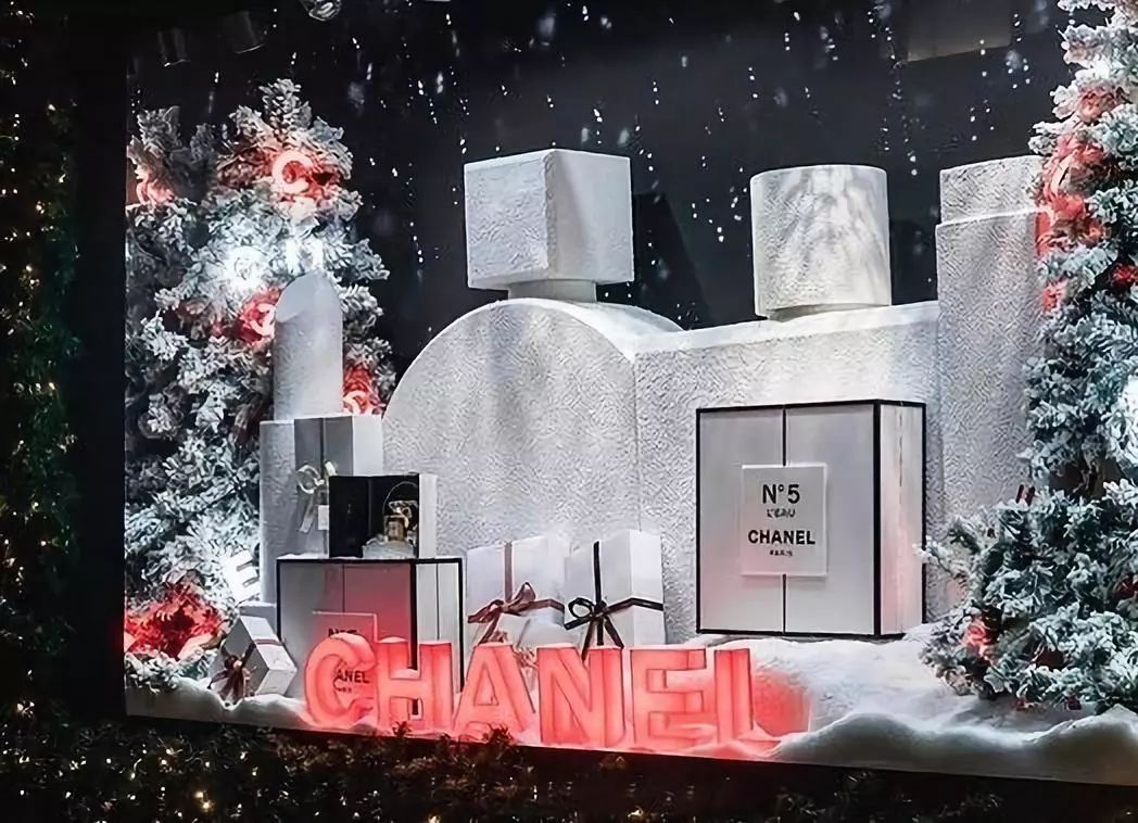 香奈儿今年的圣诞橱窗走淡雅的少女设计,5号香水包围在淡淡的雪景中