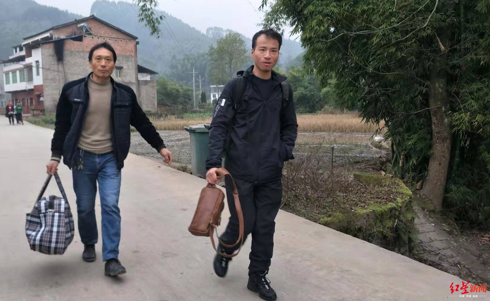 王相军离开老家,父亲帮他提行李。