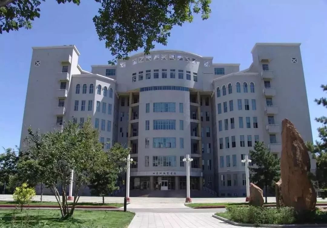 已经在新疆工作生活15年,现在是新疆师范大学音乐学院的一名声乐教师