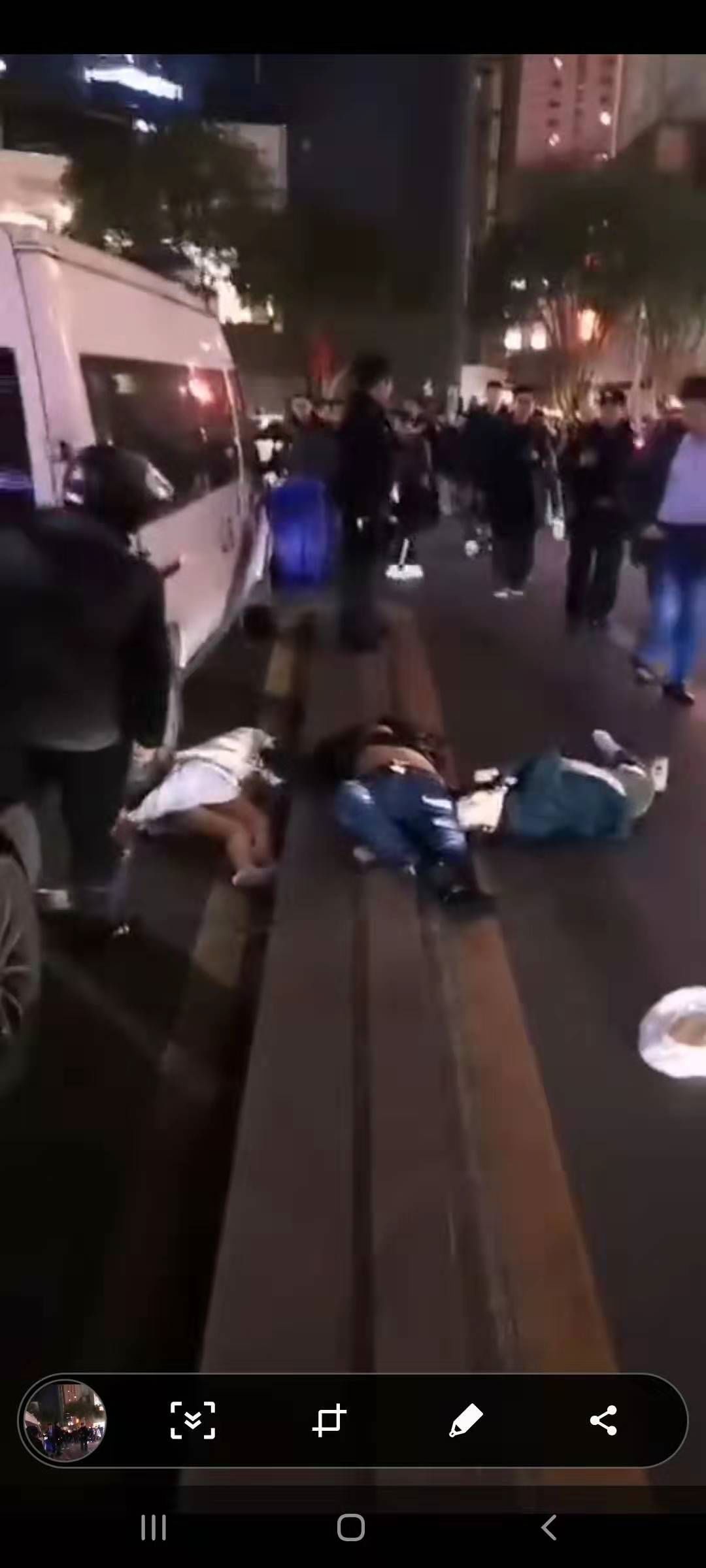悲剧！昨夜，一男子从购物广场坠楼，砸死两名女性路人！