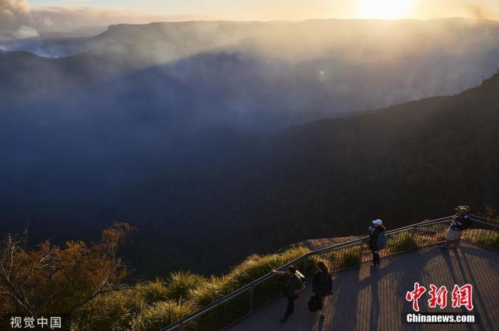 资料图：当地时间12月4日，澳大利亚新南威尔士州蓝山，林火持续肆虐，浓烟滚滚。