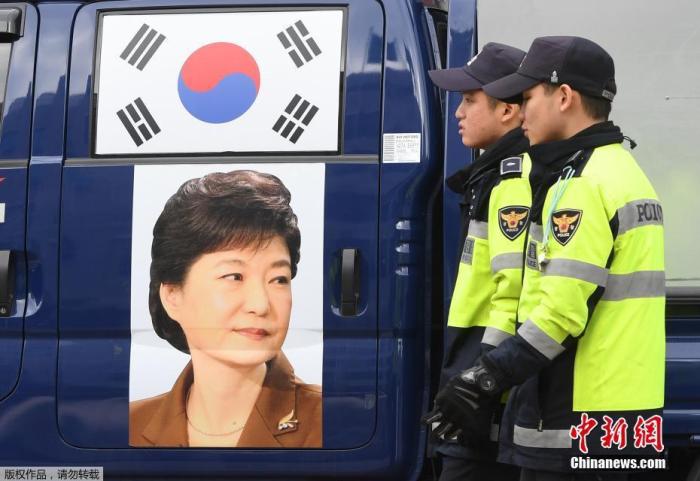 资料图片:朴槿惠”亲信干政案“审判,韩国警方在法院前巡逻。