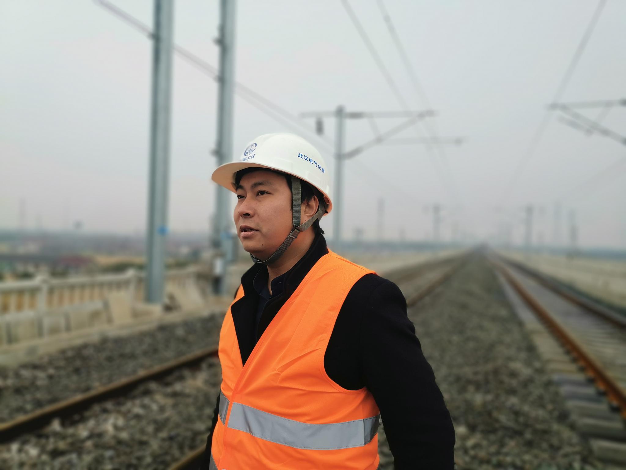 陈麓文介绍,连镇铁路四电工程由中铁武汉电气化局承建,主要包括通信