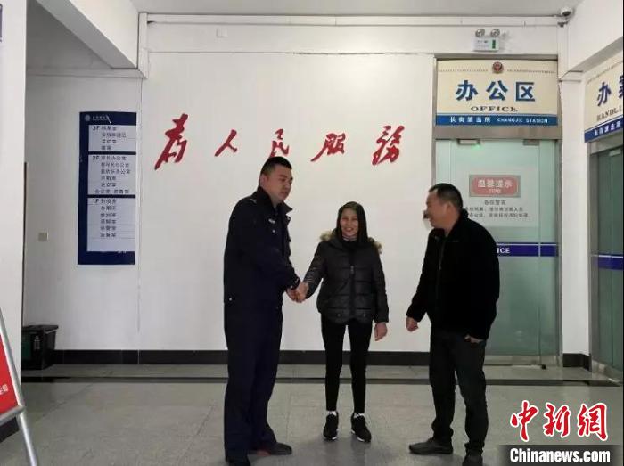 图为叶女士和家人专程感谢民警。 宁海公安供图 摄