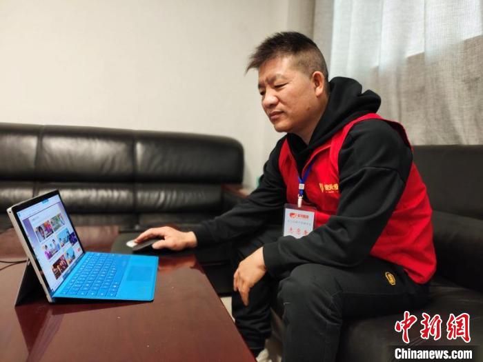 8年不懈"兼职"寻亲志愿者:助30余"宝贝"回家