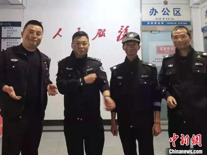 图为参与救人的民警、辅警。 宁海公安供图 摄