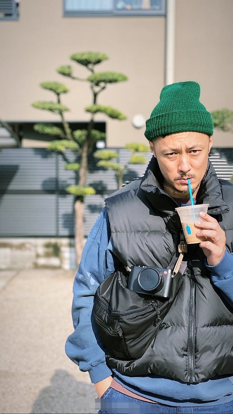 余文乐晒一家三口旅游照卫衣瓜皮帽亲子装抢眼1岁儿子潮翻天