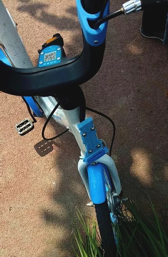 剪断的刹车线被划破的车座视频中,一批被丢入河里的共享单车"回家"了