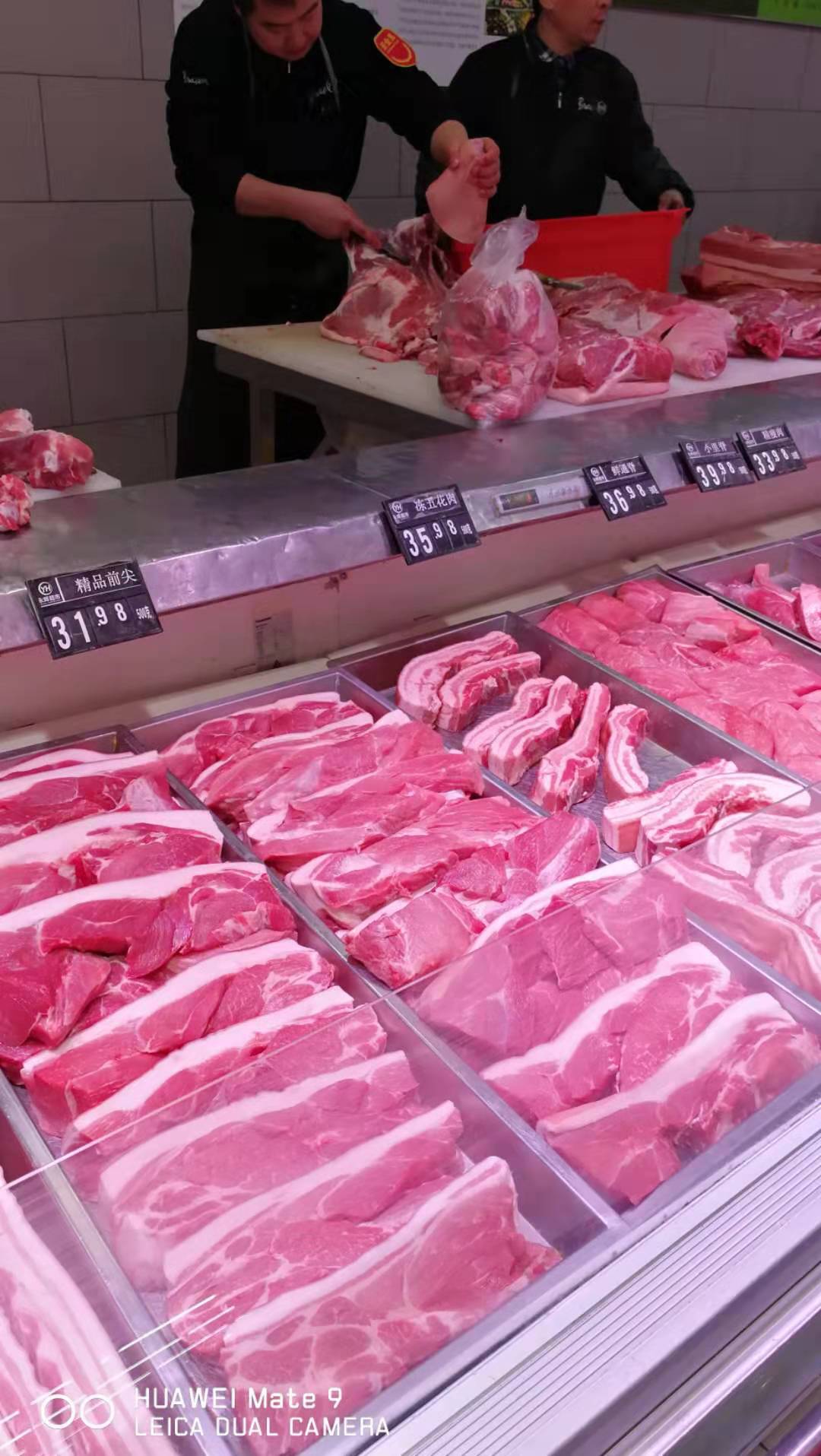 12月20日,北京某超市猪肉售价。新京报记者岳彩周 摄