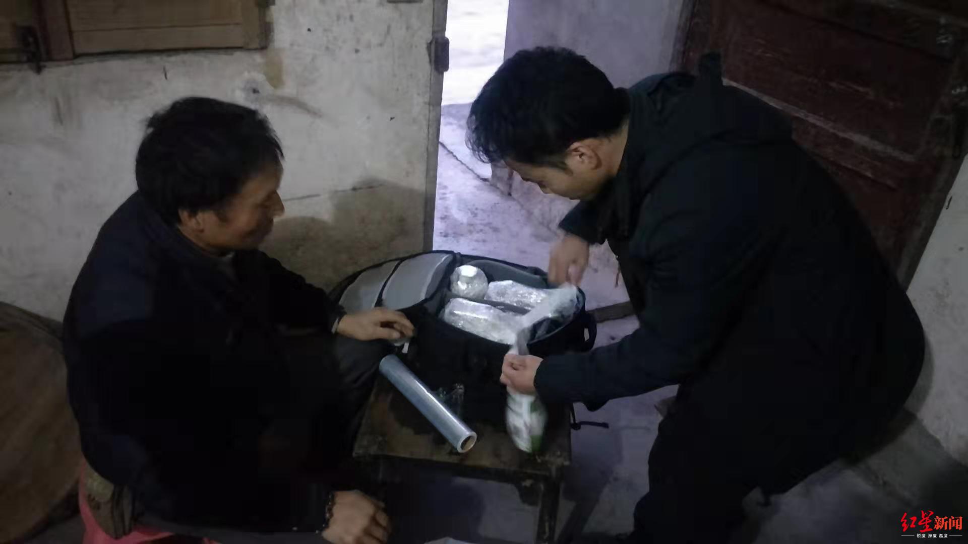王相军在老家,与父亲在一起。