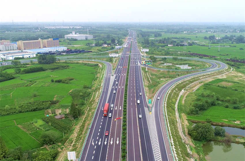 扩建后的合安高速合安高速正在加快引江济淮派河大桥施工12月18日下午