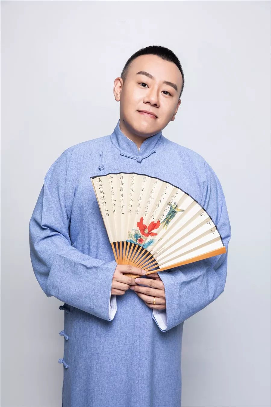 相声演员金霏(左)和陈曦(右)来自中国煤矿文工团,在相声界有着"青年