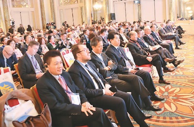 6月20日，在意大利罗马，陈正溪（左一）参加“中国—意大利经贸投资合作论坛”。 陈正溪供图