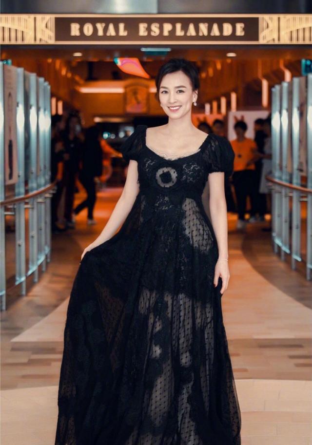 张庭年级越大越敢穿,穿蕾丝连衣裙高调坐游轮,49岁年纪24岁的脸