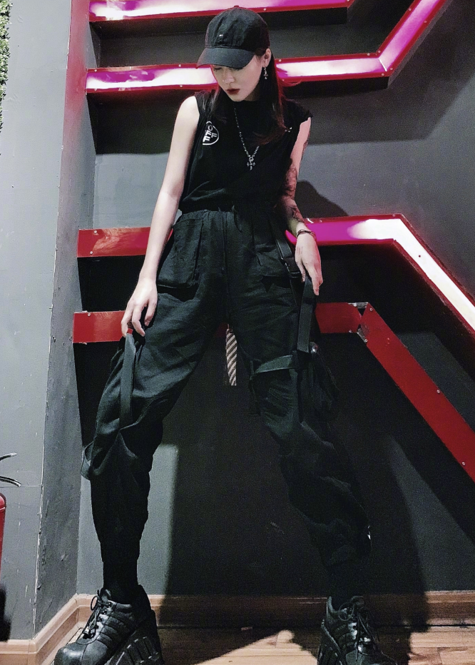 杨馥宇生活中的穿搭风格也是很百变的,她的这身穿搭就带有一点酷酷的