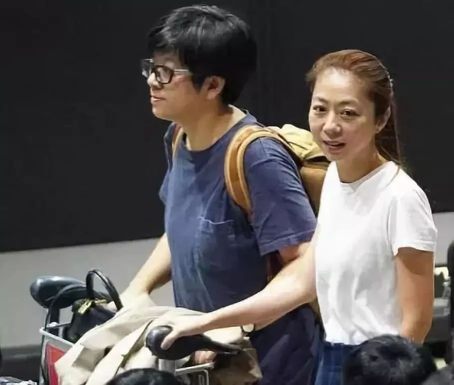 两人在2001年确定了恋爱关系,陈绮贞和钟成虎两人会像普通情侣一样手