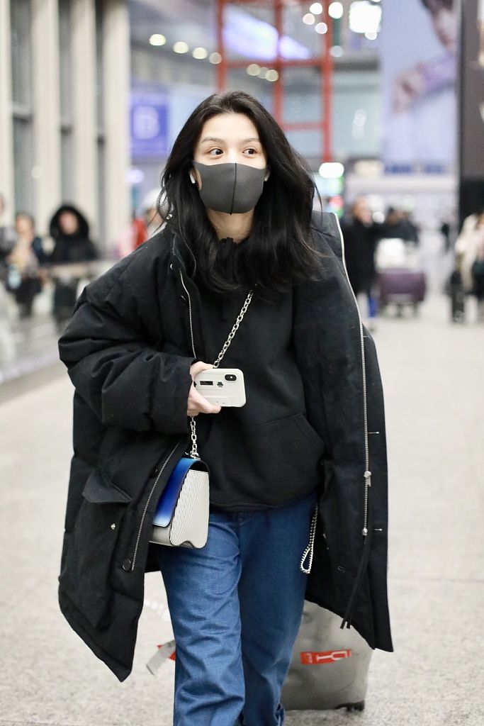 plmm!春夏素颜出镜眼神灵动 自推行李疾走变大力少女