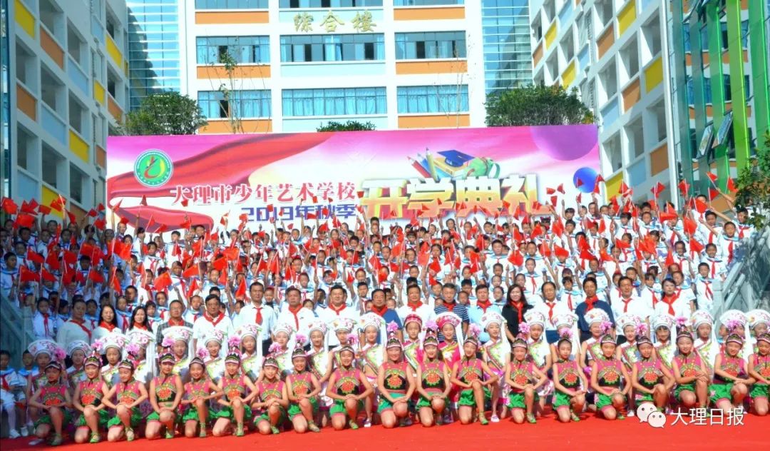 先后荣获"全国学校艺术教育先进单位""全国示范性青少年校外活动场所"