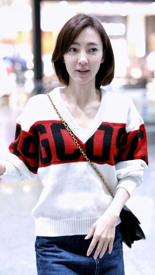 王丽坤高颜值就是任性,波波头短发搭配针织衫 短裙,穿出高级感