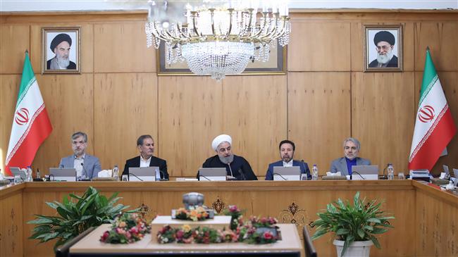 鲁哈尼(中)在内阁会议上.(图源:伊朗总统办公室)