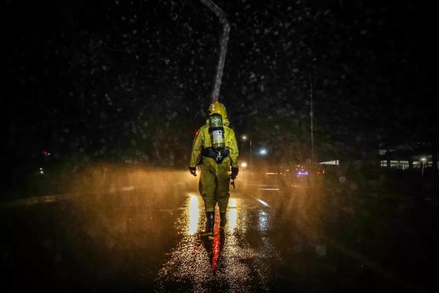 这就是消防员,用生命逆行,留最美背影,用行动铸就最亮丽的忠"橙"!