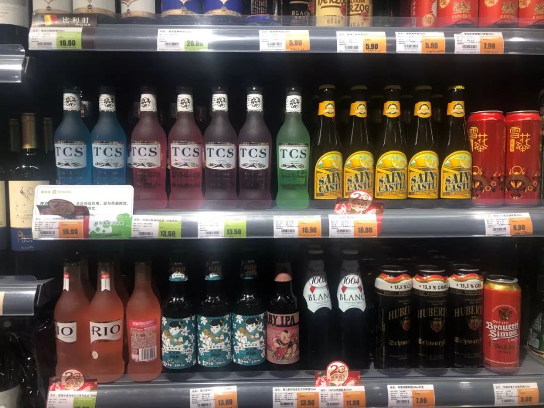 北京市西城区某超市货架上的含酒精饮料.