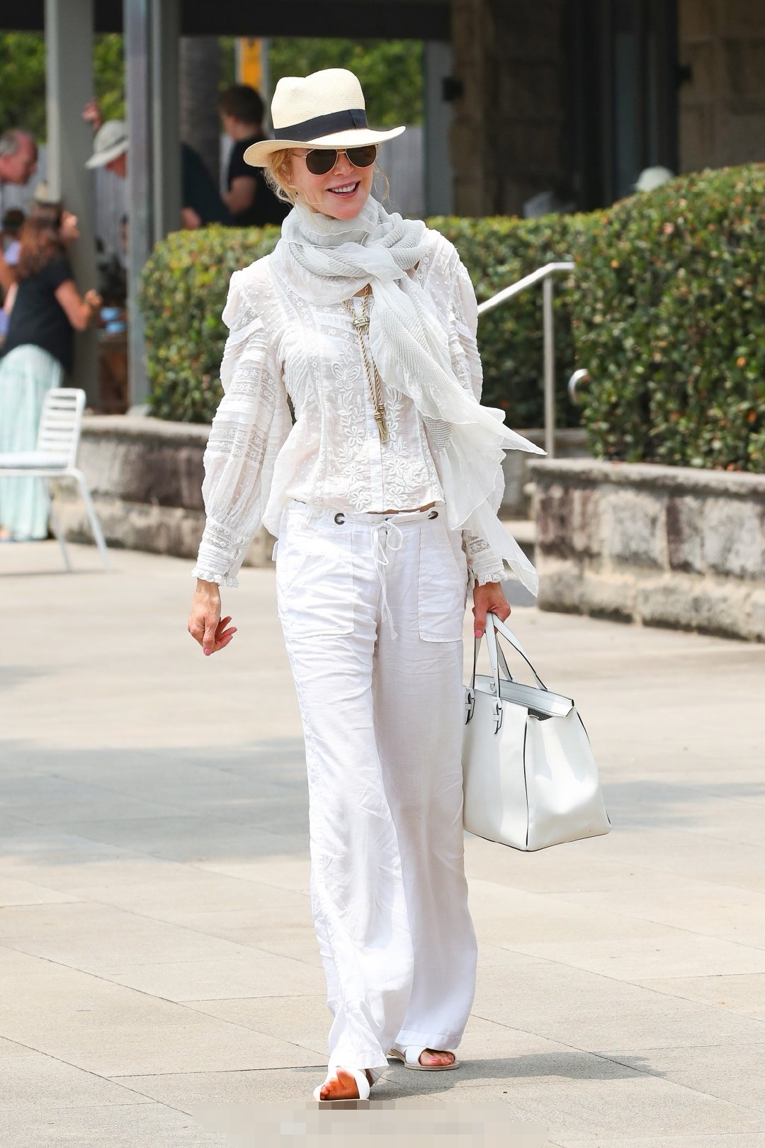 穿蕾丝衬衫身材出众,却被女儿们长腿抢镜