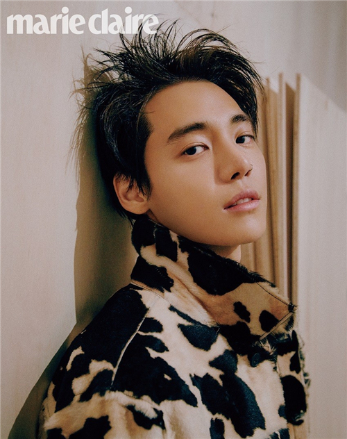 26日,某时尚杂志公开了歌手兼演员郑帝元的最新画报.