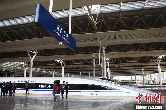 昌赣高铁"赣州丫山号"首发列车g5033次列车从南昌西站正式发车