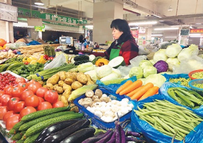上海杨浦区国定菜市场内，蔬菜琳琅满目。