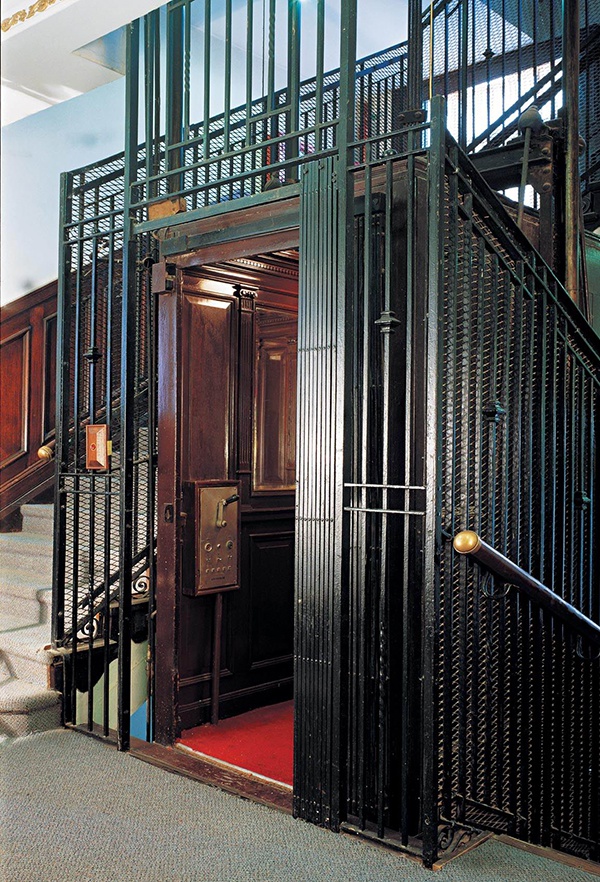 大陆的首部电梯;二十世纪初,外滩华尔道夫酒店(上海总会大楼)安装了一