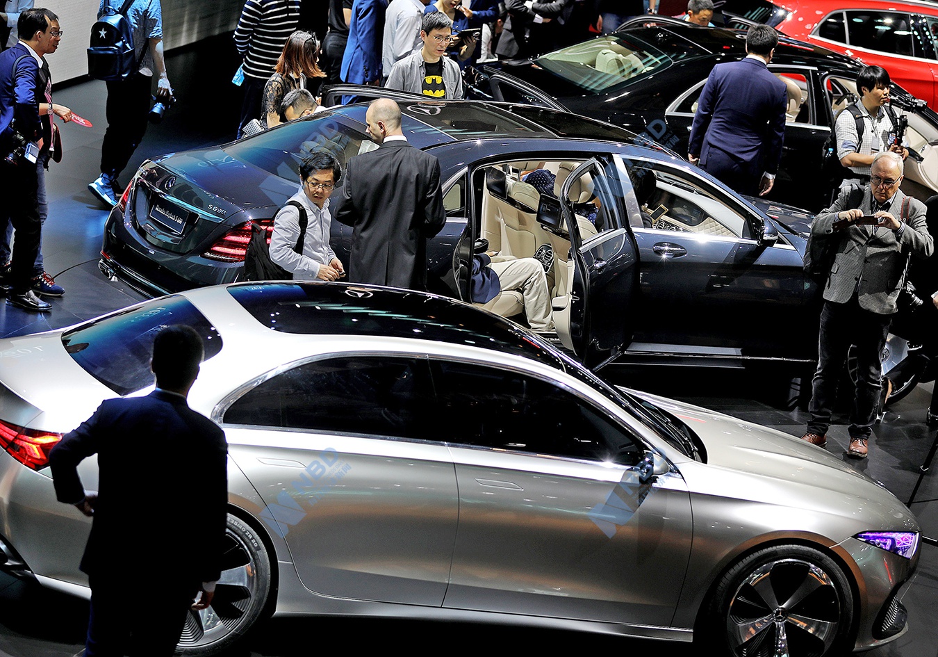 豪车销量逆势增长：最多优惠12万，经销商称“赔本赚吆喝”