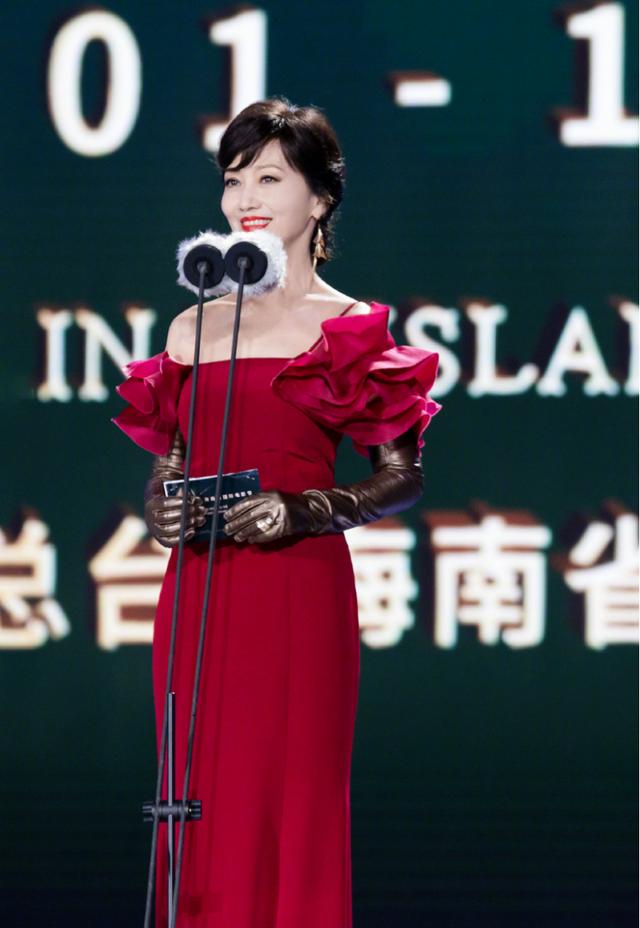 65岁赵雅芝身材真绝,穿露肩荷叶边连衣裙亮相,配长手套高贵迷人