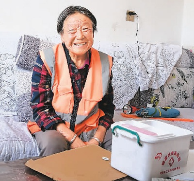 山西省岢岚县赵家洼村村民王三女在新家里。 新华社记者 梁晓飞摄