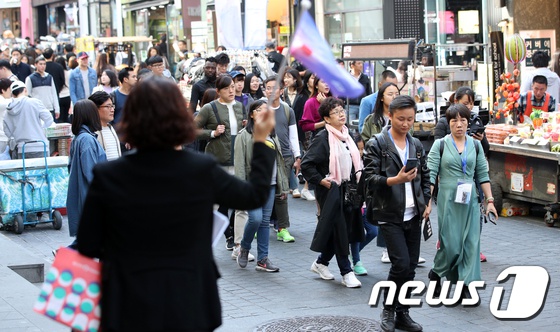 韩国首尔购物街明洞的外国游客。（韩媒News 1）