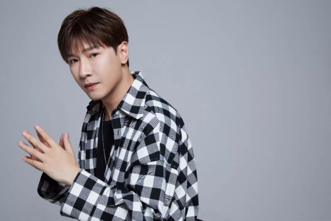 在一次颁奖典礼上,杨家成说:"为什么教育不能是活跃的?