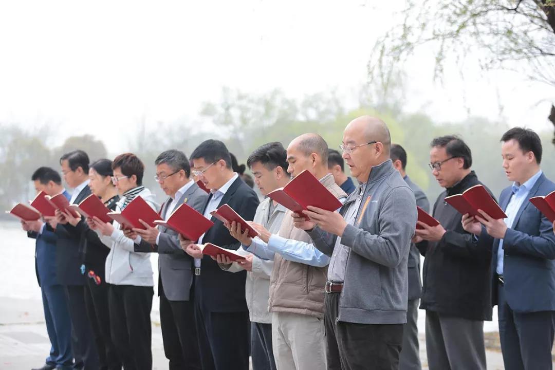 ▲企业家们整体诵读。图片来自致良知四相符院官网