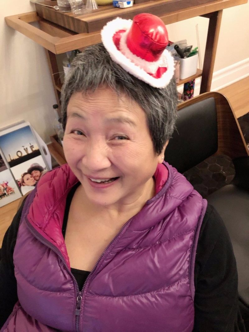 73岁郑佩佩满头白发,穿着朴素优雅,比汪明荃刻意扮嫩更漂亮!