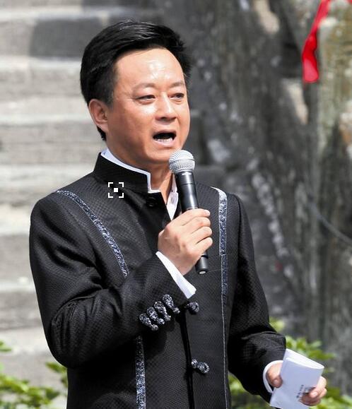 55岁央视主持人朱军现身小商演捞金发福明显苍老认不出