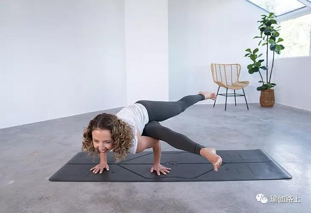瑜伽康迪亚 ii 式手臂支撑,你的身体准备好了吗?