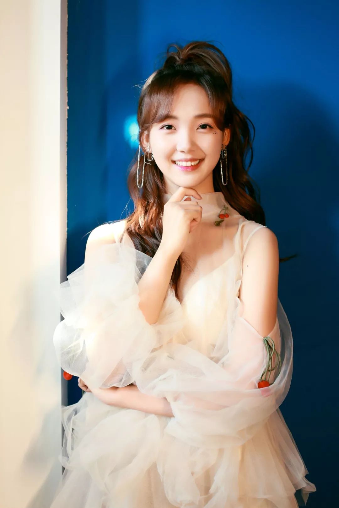 吕小雨:人美笑甜,00后演技派小花