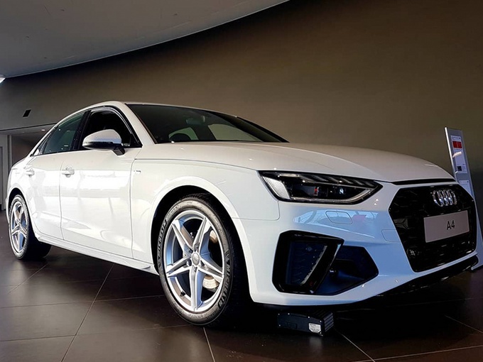 奥迪新a4到店实拍!酷似大哥a6,就论颜值,宝马3系你慌不慌?