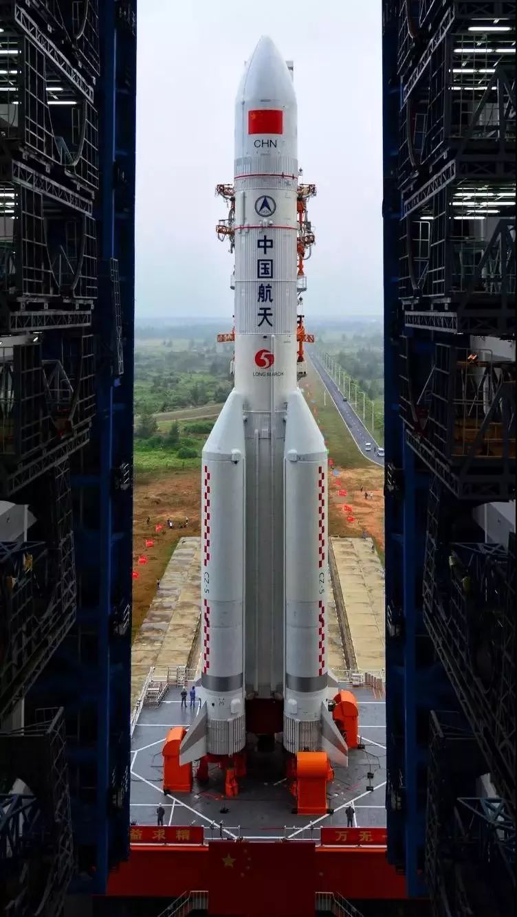 作为中国首型5米芯级直径的大推力运载火箭,长征五号运载火箭长约57米