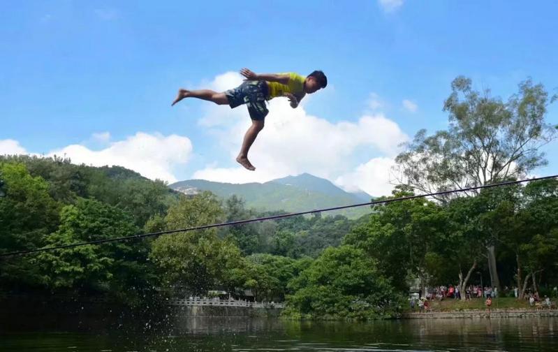 第一站:水上花式扁带表演 这个元旦 旋转,跳跃 超酷炫的 扁带表演
