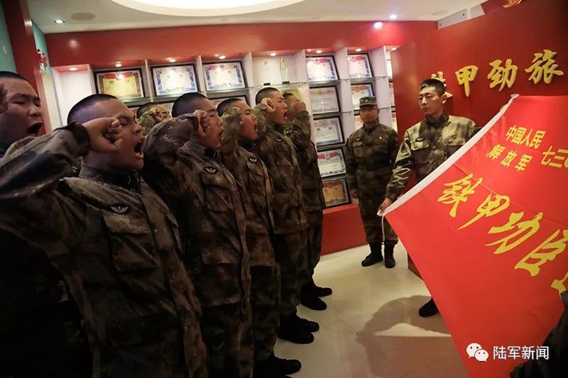 荣誉室内政治指导员陈明安向新兵讲述连队历经数次转隶移防始终政治