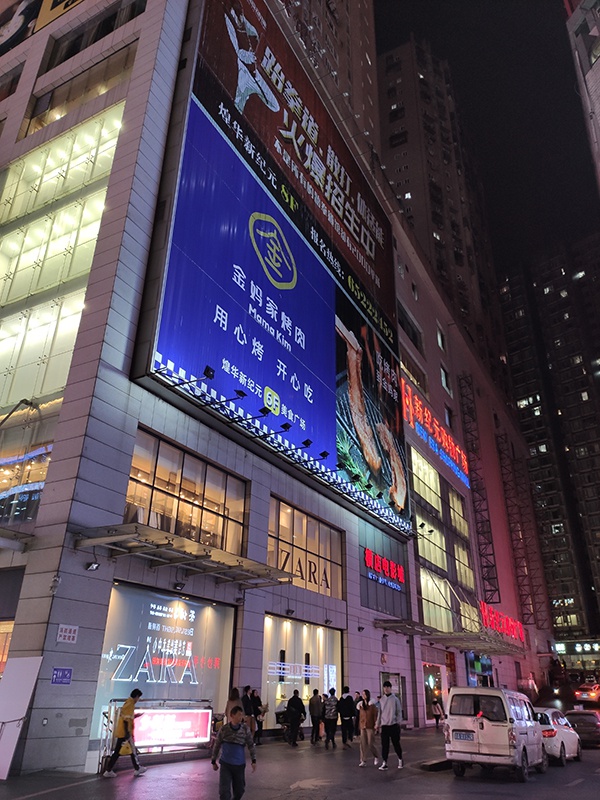 自裁者李某就是从这栋楼跳下来的,楼下是一条走人和车辆的双重过道。