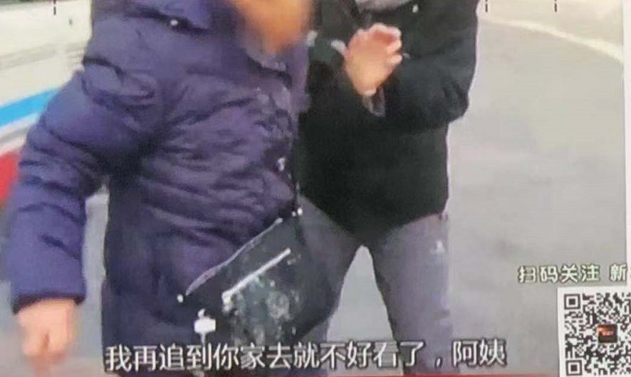 大连404路公交车刚到站，一位奶奶非给司机塞钱，为啥？