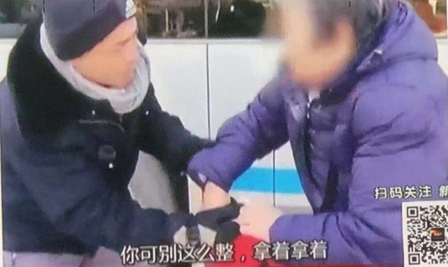 大连404路公交车刚到站，一位奶奶非给司机塞钱，为啥？