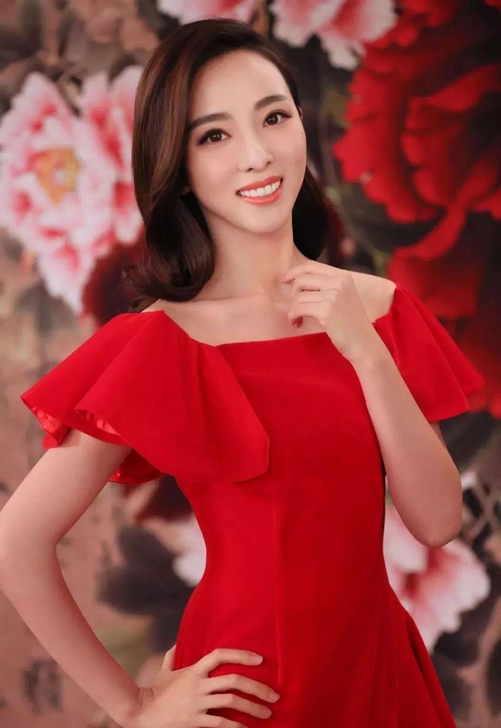 李思思晒照,气质突出网红感十足,网友:不当明星可惜了!