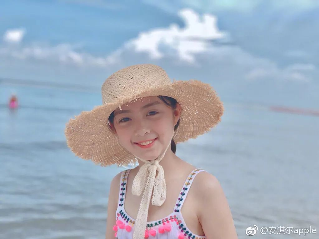 还记得一年级小学季的小苹果安淇尔吗她现在长这样了